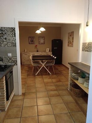 Fridge, microwave, oven, coffee/tea maker - Self catering Posada del Júcar for 14 people (Alcalá del Júcar)