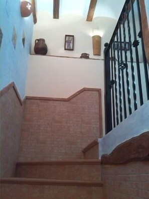 A staircase with wooden steps and a black metal railing. - Self catering Posada del Júcar for 14 people (Alcalá del Júcar)