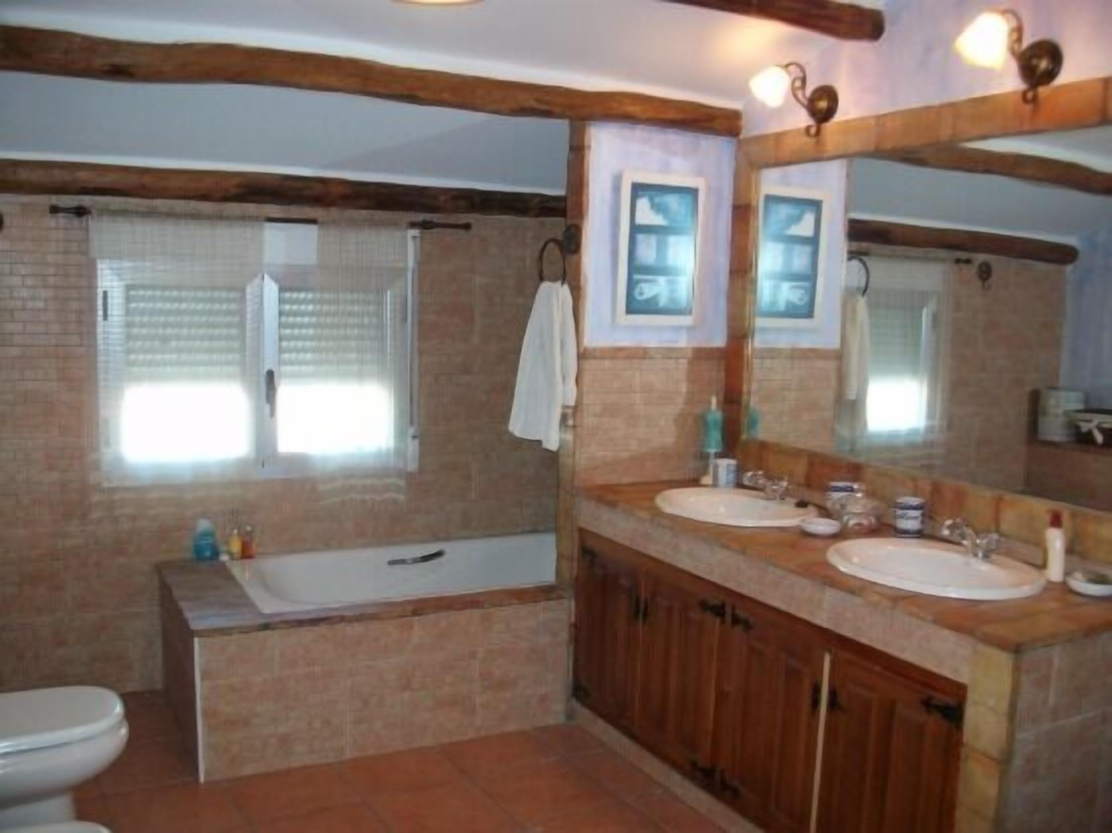 Combined shower/tub, hair dryer, bidet, towels