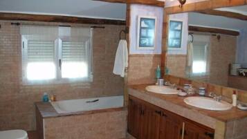 Combined shower/tub, hair dryer, bidet, towels
