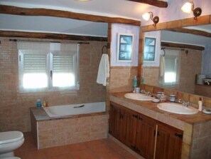 Ensemble douche/baignoire, sèche-cheveux, bidet, serviettes fournies