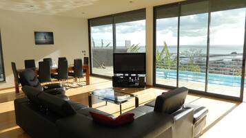 Téléviseur connecté, lecteur de DVD, livres, chaîne audio