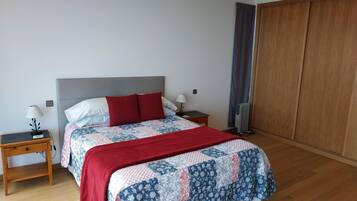 3 Schlafzimmer, Schreibtisch, Bügeleisen/Bügelbrett, kostenloses WLAN