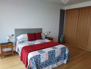 3 chambres, bureau, fer et planche à repasser, accès au Wi-Fi (inclus)