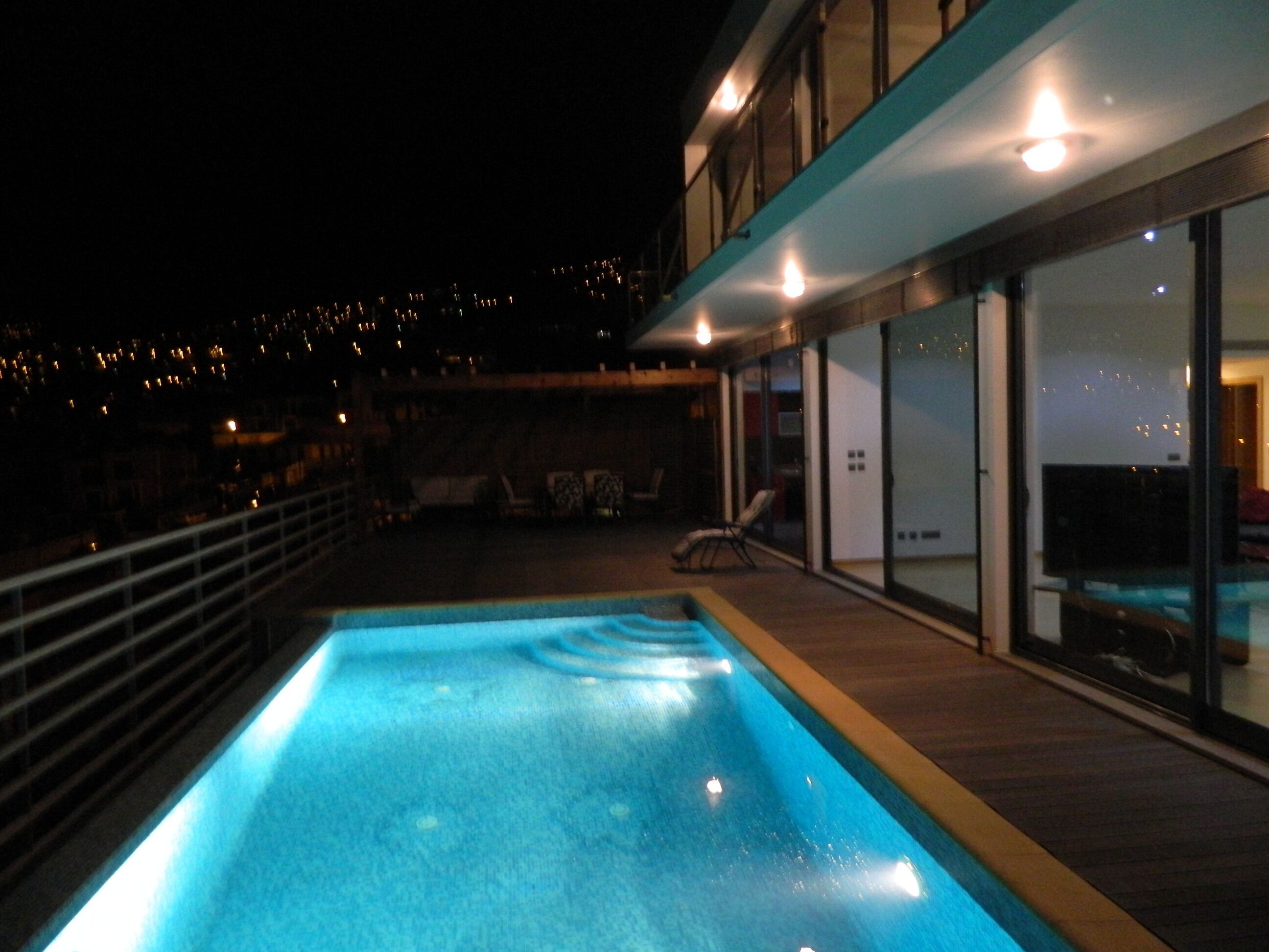 Piscine extérieure, piscine à débordement