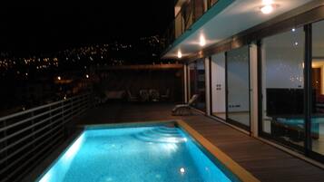 Piscine extérieure, piscine à débordement