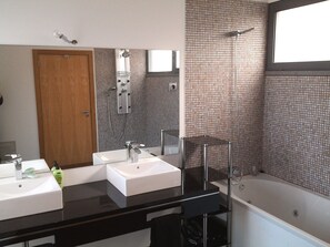 Duschwanne, Whirlpool, Haartrockner, Bidet