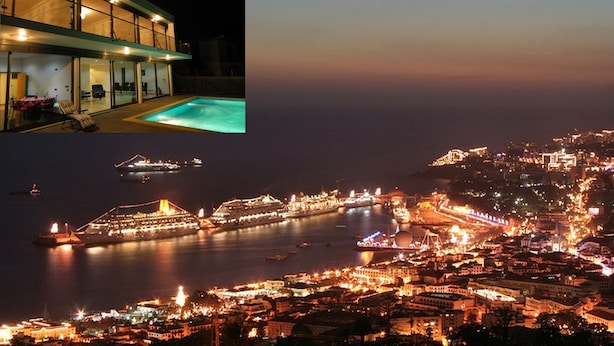 Un hotel moderno con piscina e vista sulla città illuminata di notte.