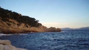 A coastal landscape with rocky terrain and a view of the sea. - Residential flat (Ensuès-La-Redonne)