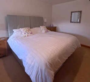 2 bedrooms, iron/ironing board, free WiFi, bed sheets - The Stable cottage is in a private rural location 10 mins from the Town centre (Huddersfeild)