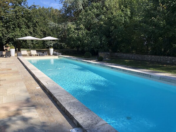 Una piscina al aire libre, una piscina climatizada