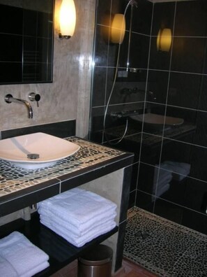 Shower, hair dryer, towels, soap - Razimet: VERY NICE CHARMING HOUSE OF 17 'CENTURY  (Razimet)