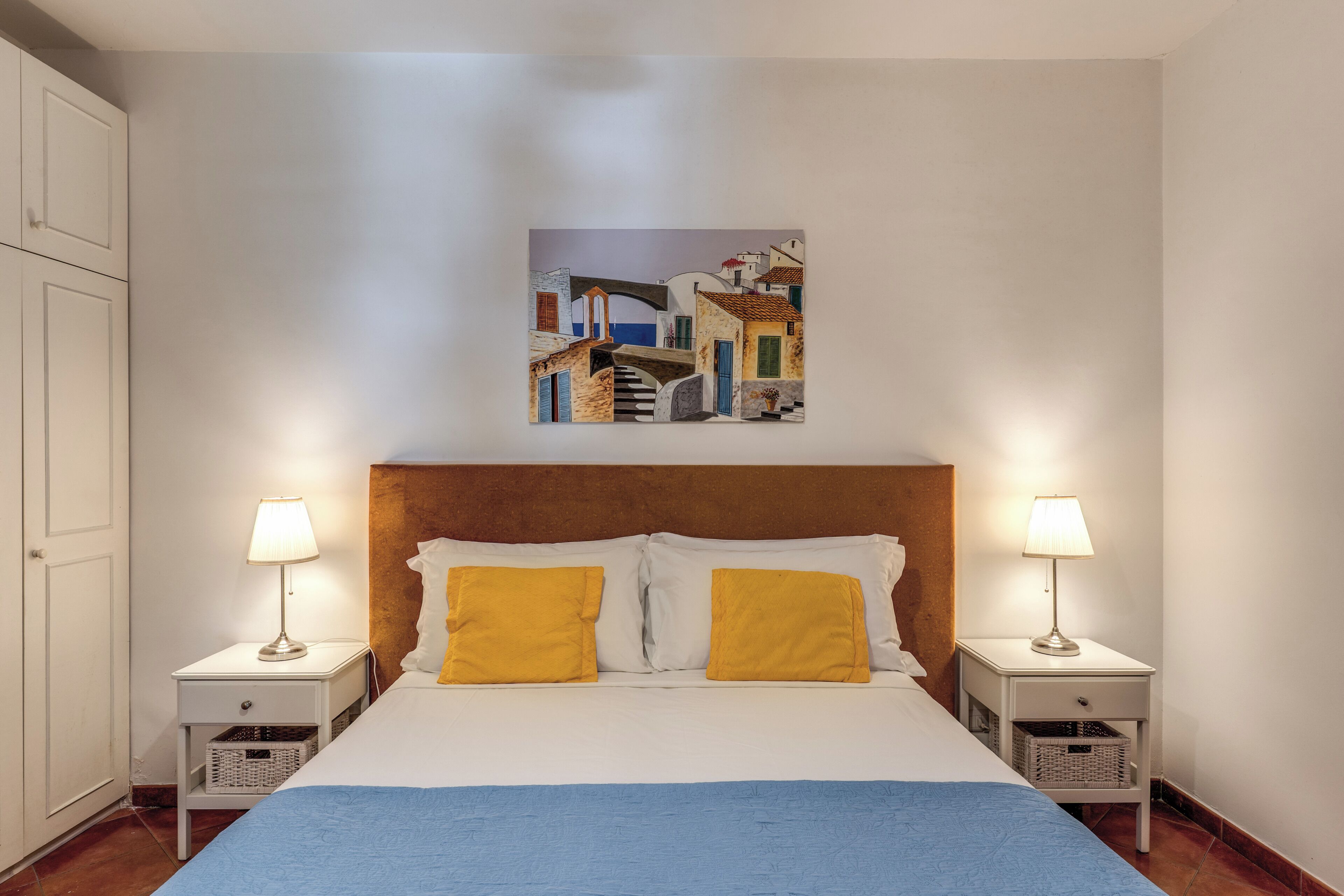 2 chambres, fer et planche à repasser, lit de bébé portatif