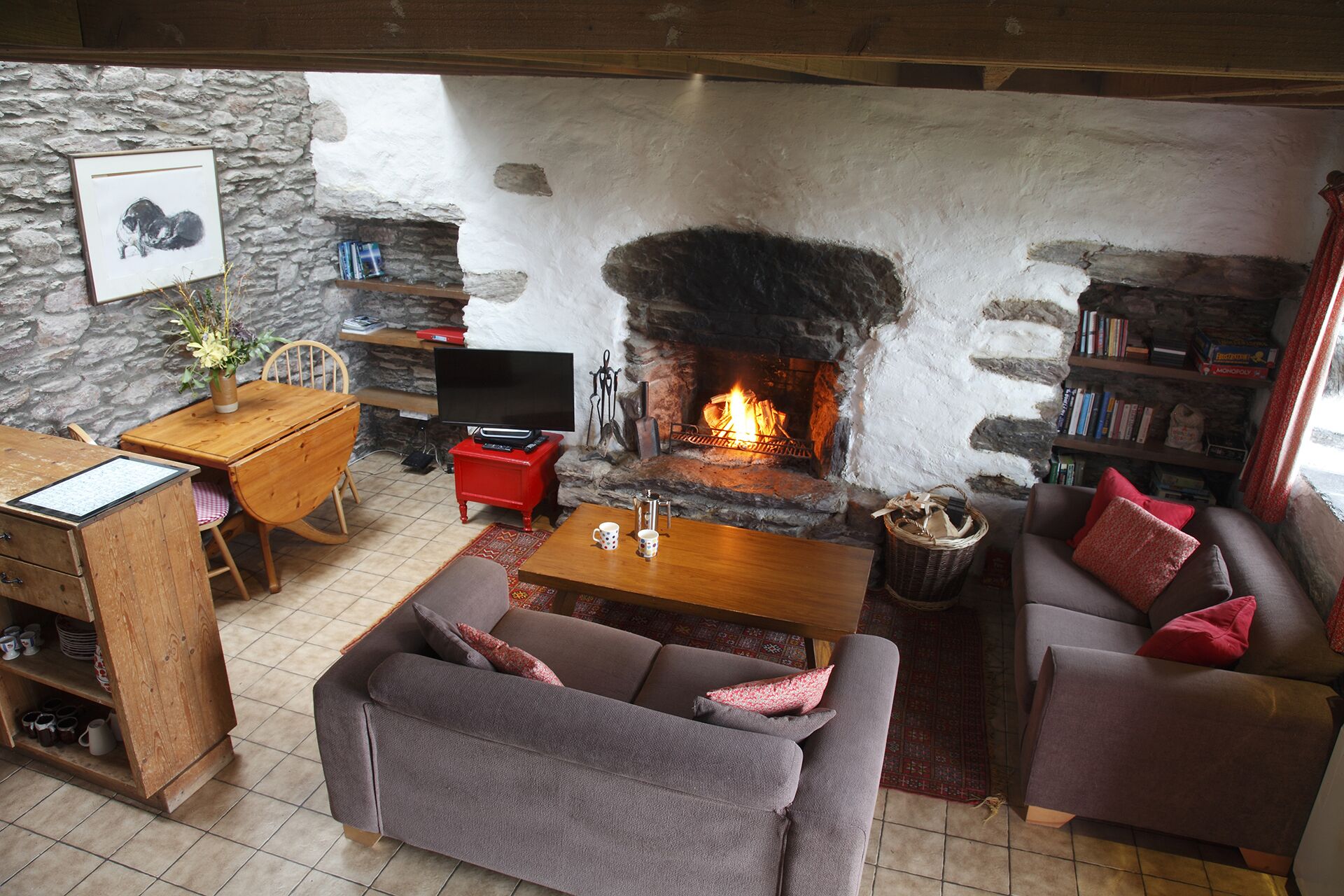 Restored 18th C. Coastguard cottage on shore of beautiful Kenmare Estuary