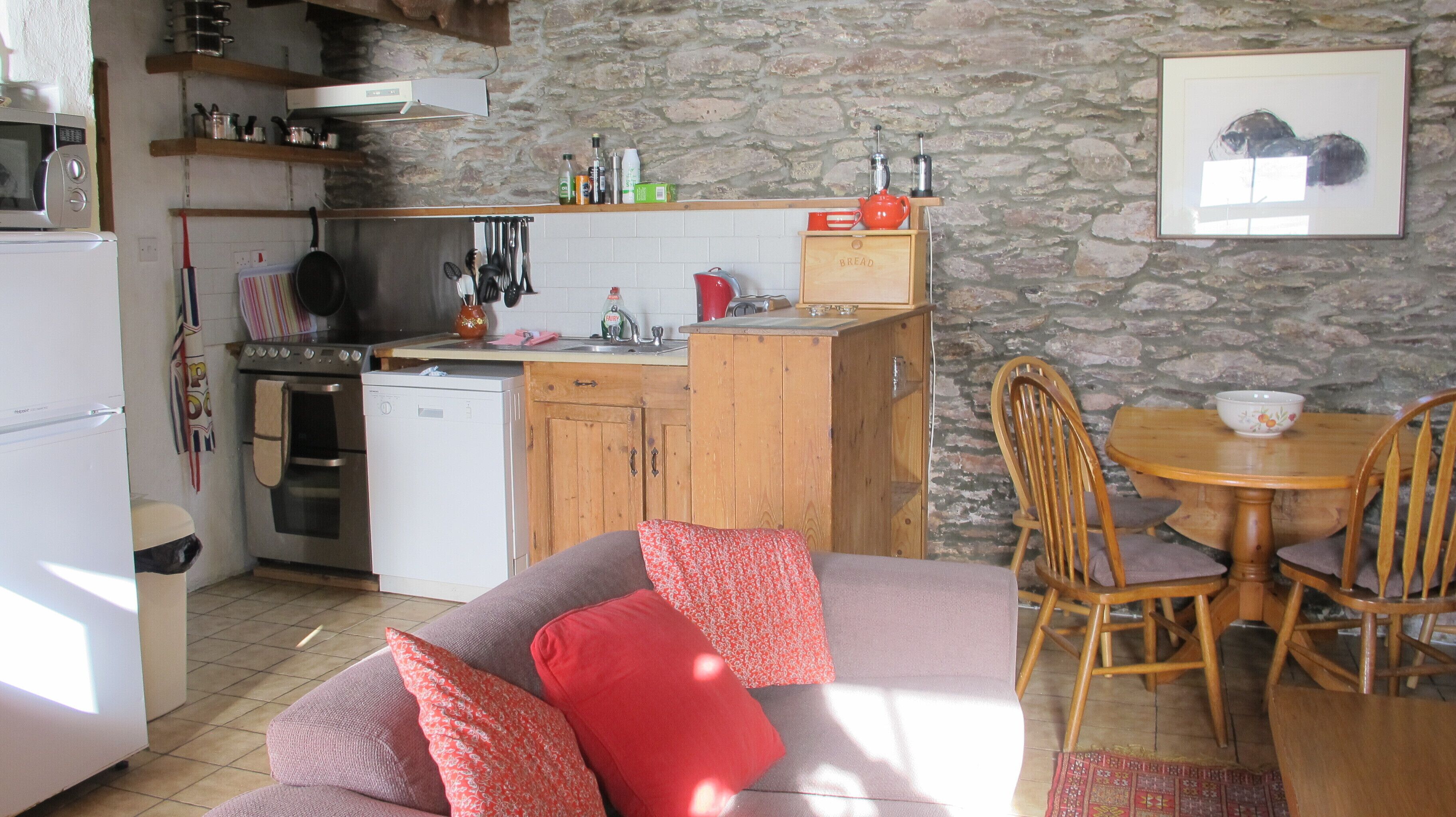 Restored 18th C. Coastguard cottage on shore of beautiful Kenmare Estuary