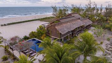 Na praia, espreguiçadeiras, toalhas de praia