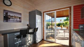 Een koelkast, een microgolfoven, een oven, een kookplaat