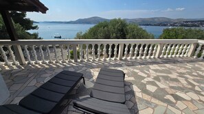 Property grounds - Beachfront 4 bedroom villa, panoramic sea views, air-con, & high-speed internet. (Okrug Gornji)