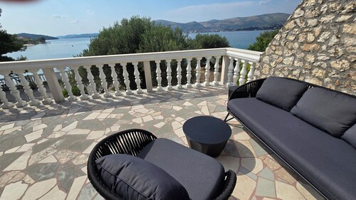 Newly refurbished luxury waterfront villa only 15 minutes from Airport