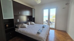 4 bedrooms, iron/ironing board, travel cot, free WiFi