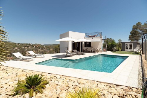 Luxury vacation villa in the hills of Sitges with breathtaking views