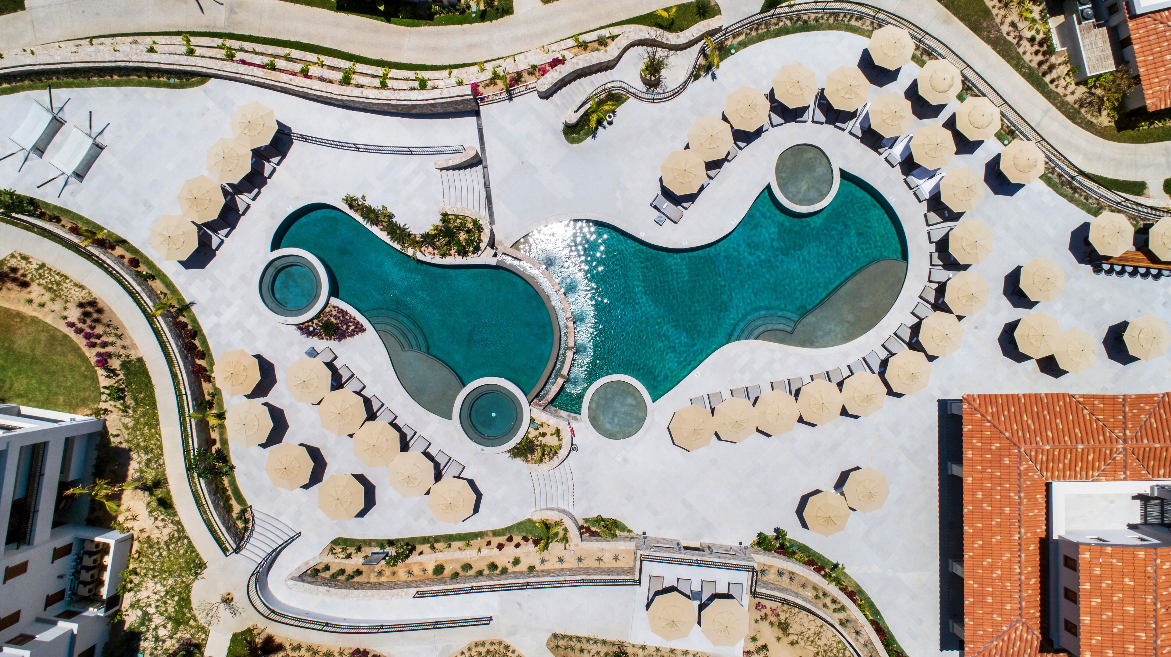 2 utendørsbassenger, bassengparasoller og solsenger