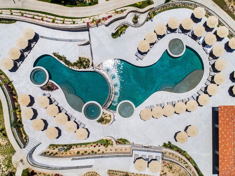 2 piscinas externas, funciona das 8h às 18h, guarda-sóis