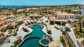 2 udendørs pools, åben fra kl. 08.00 til kl. 18.00, parasoller