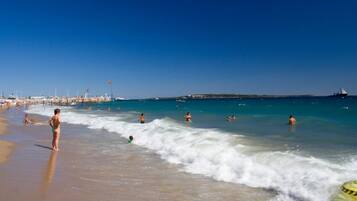 Plage à proximité, chaises longues