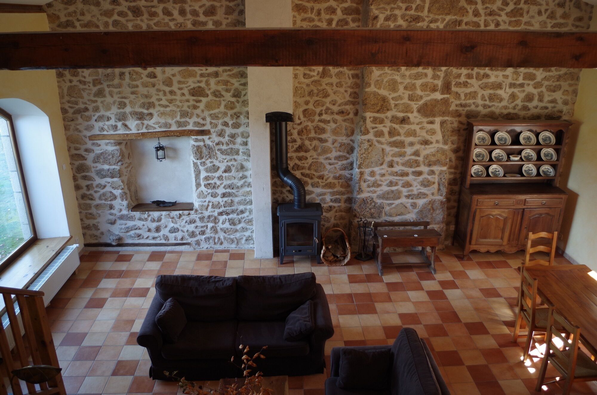 Télévision, baby-foot, table de tennis de table, livres