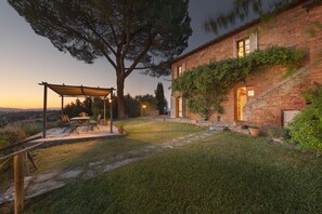 Outdoor dining - Private villa with 5 bedrooms with 5 bathrooms. Private garden, pool & Jacuzzi! (Foiano della Chiana)