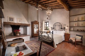 5 Schlafzimmer, Schreibtisch, Bügeleisen/Bügelbrett, Reisekinderbett