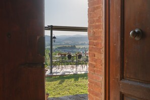 Outdoor dining - Private villa with 5 bedrooms with 5 bathrooms. Private garden, pool & Jacuzzi! (Foiano della Chiana)