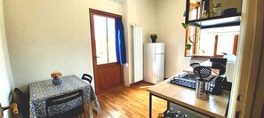 Fridge, oven, stovetop, coffee/tea maker