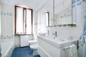 وحدات دش مع أحواض استحمام، مجففات شعر، مراحيض شطف، مناشف