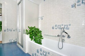 Ensemble douche/baignoire, sèche-cheveux, bidet, serviettes fournies