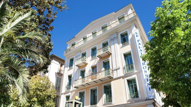 Un edificio de varios pisos con balcones y un letrero que dice "LE PALAIROSSI".