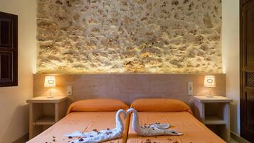 4 dormitorios, escritorio, tabla de planchar con plancha y cuna de viaje