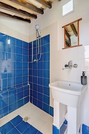 Douche, sèche-cheveux, bidet, serviettes fournies