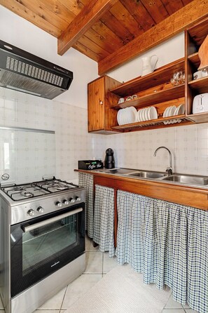 Fridge, microwave, oven, stovetop - House / Villa - MarsalaHouse with garden (Marsala)