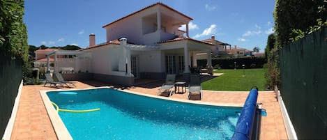 Een buitenzwembad, een verwarmd zwembad