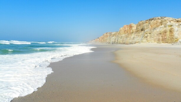 A beach with a sandy shore and a rocky cliff. - Luxury 4 bedroom villa with private pool on 5* golf & beach resort (Obidos)