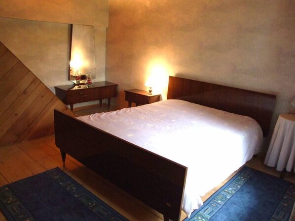 2 عدّة غرف نوم ومكواة/لوح كي وملاءات أسرّة