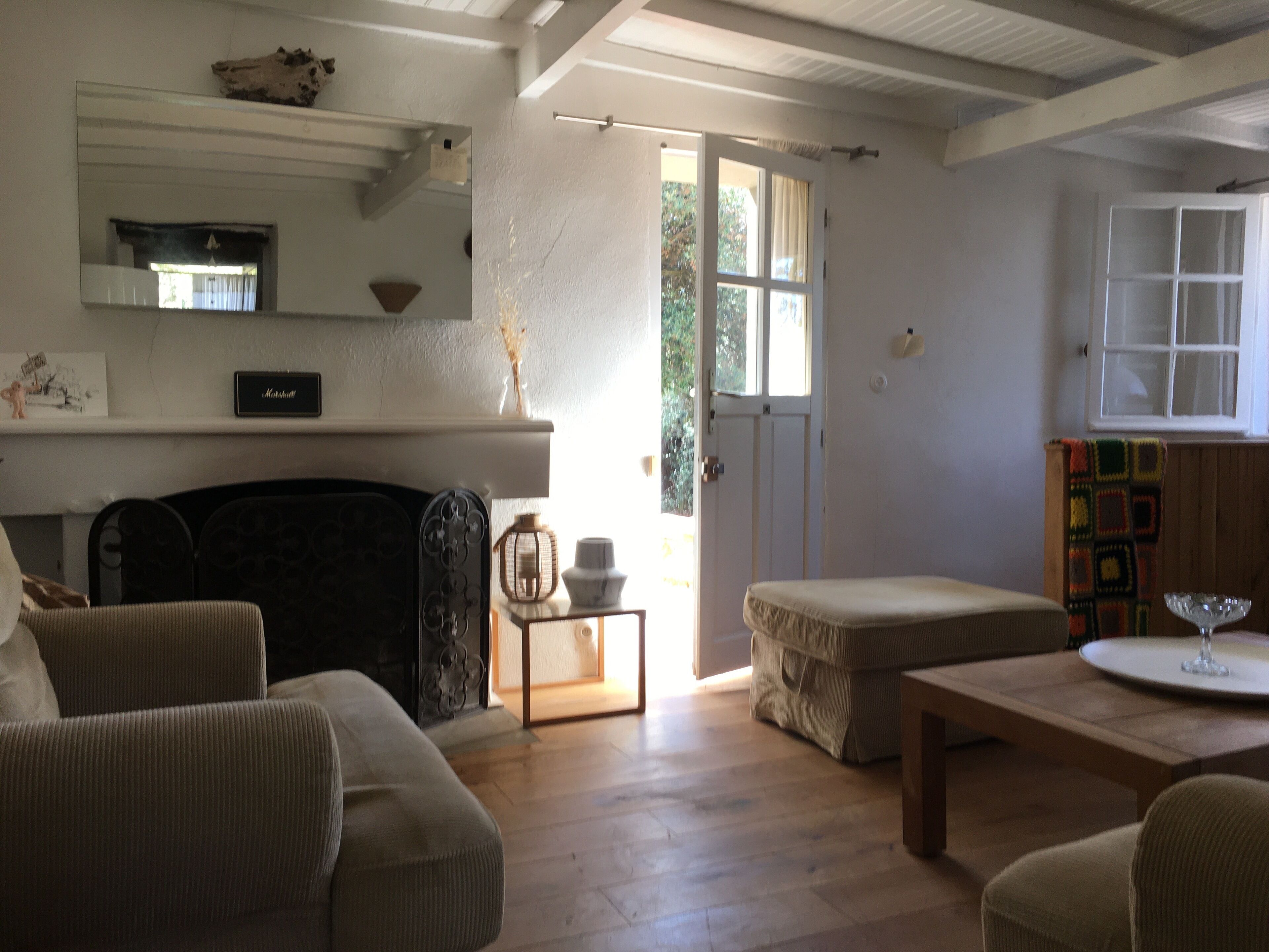 Cheminée, livres, chaîne hi-fi