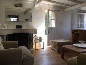 Cheminée, livres, chaîne hi-fi