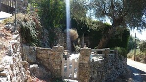 A stone gate with a wooden fence, surrounded by vegetation and a stone wall. - House / Villa - Cargese (Cargèse)