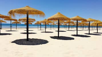 Vlak bij het strand, ligstoelen aan het strand