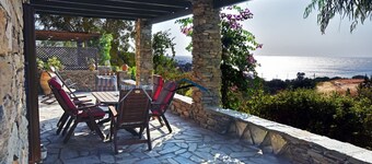 Family house with a sea view for rent in the area of Koundouros