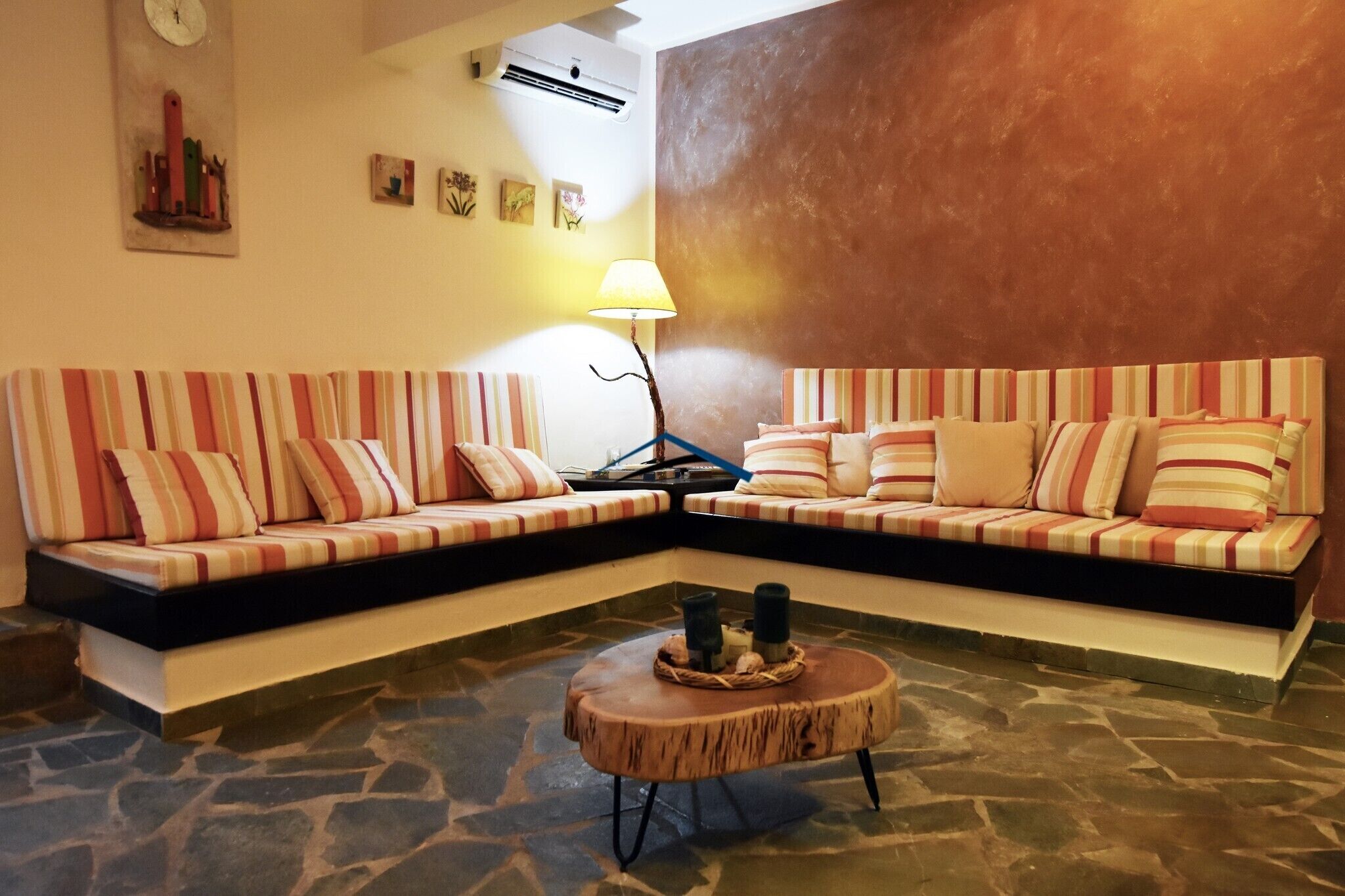 Télévision, cheminée