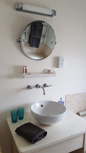 Baignoire, séchoir à cheveux, serviettes fournies, savon